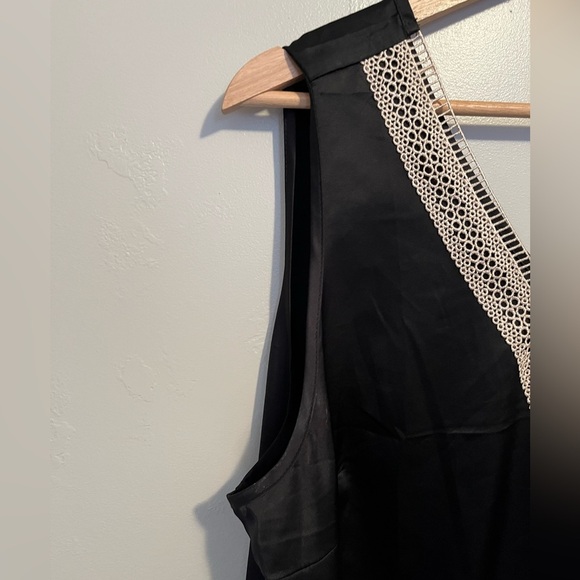 Elegant Black Sleeveless Top with Lace Detail - Picture 5 of 8